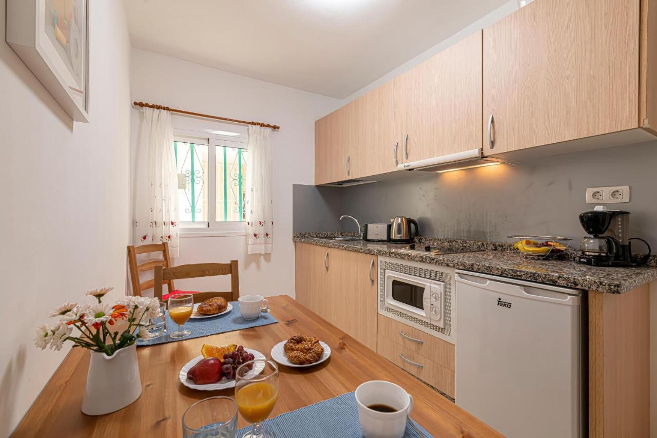 Apartamentos En El Centro De Los Cristianos アロナ エクステリア 写真
