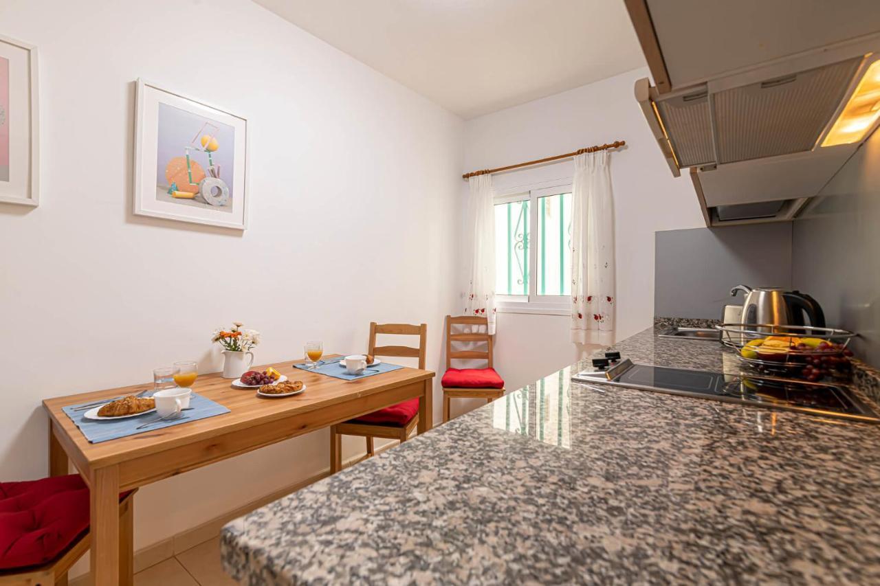Apartamentos En El Centro De Los Cristianos アロナ エクステリア 写真