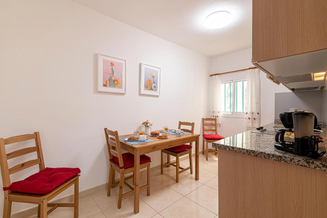 Apartamentos En El Centro De Los Cristianos アロナ エクステリア 写真